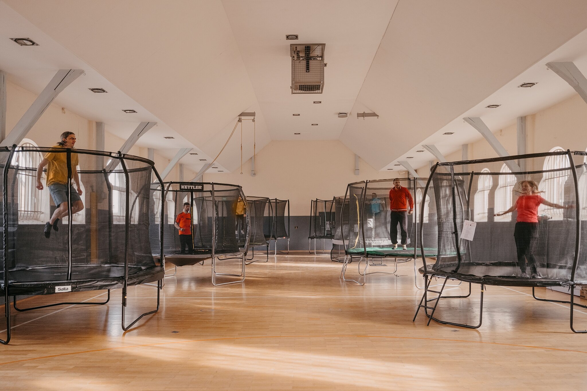 Tram­poline im Test - Vor Freude springen