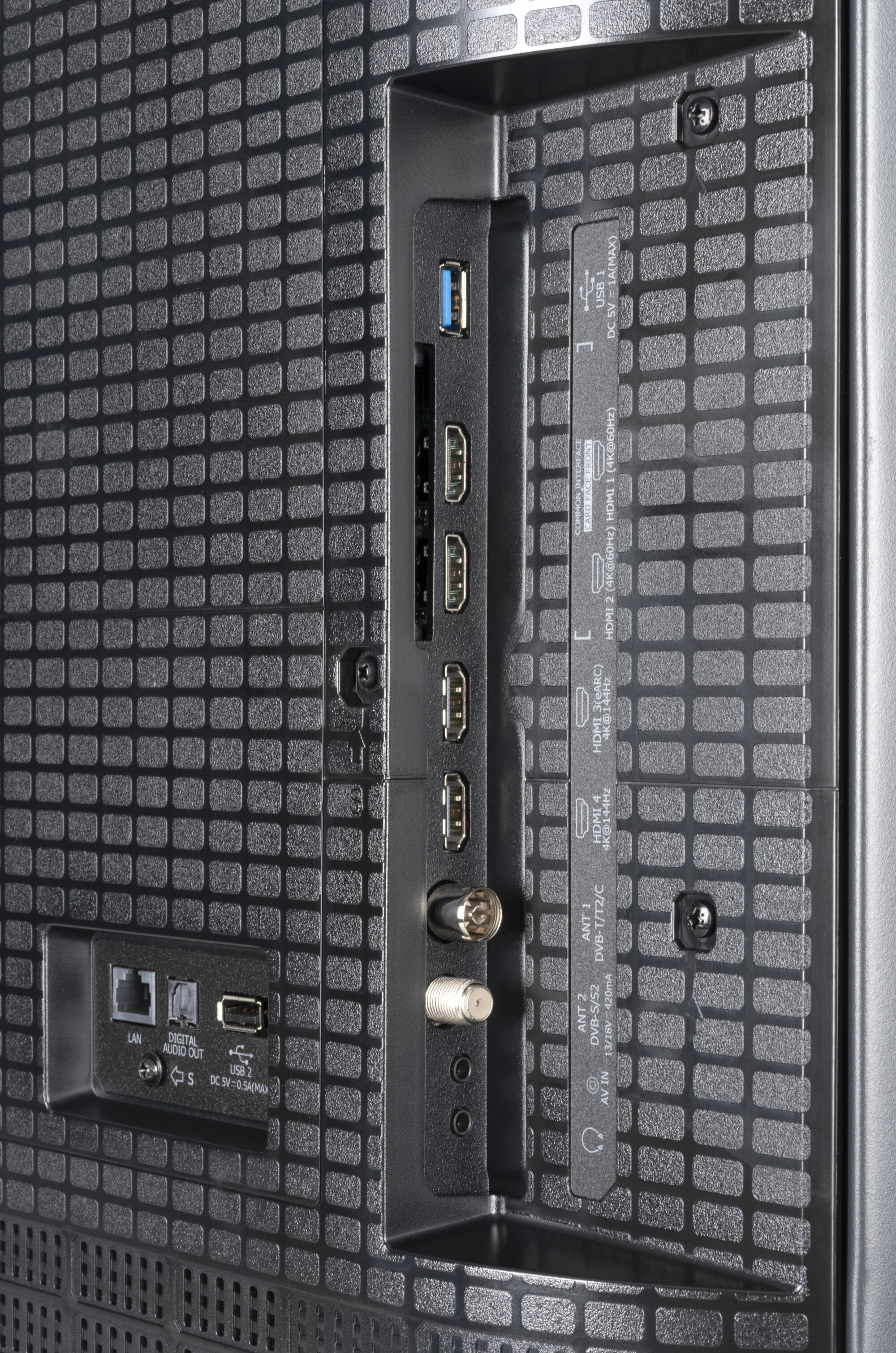 Hisense 50E8Q Anschlüsse